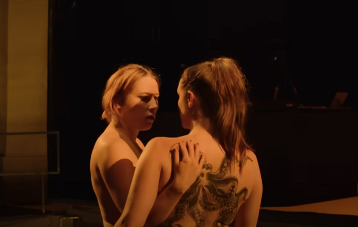 The shocking show with Nazi women, lesbian orgy and hooks penetrate eyebrows and cheeks