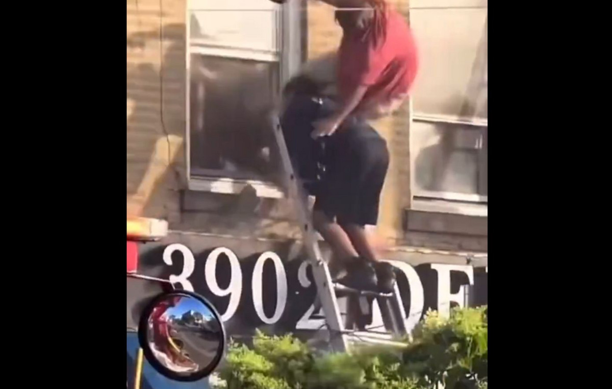 A frightening video with the deadly 53 -year -old injury: The Fire Brigade fell asleep while coming out of a burning apartment