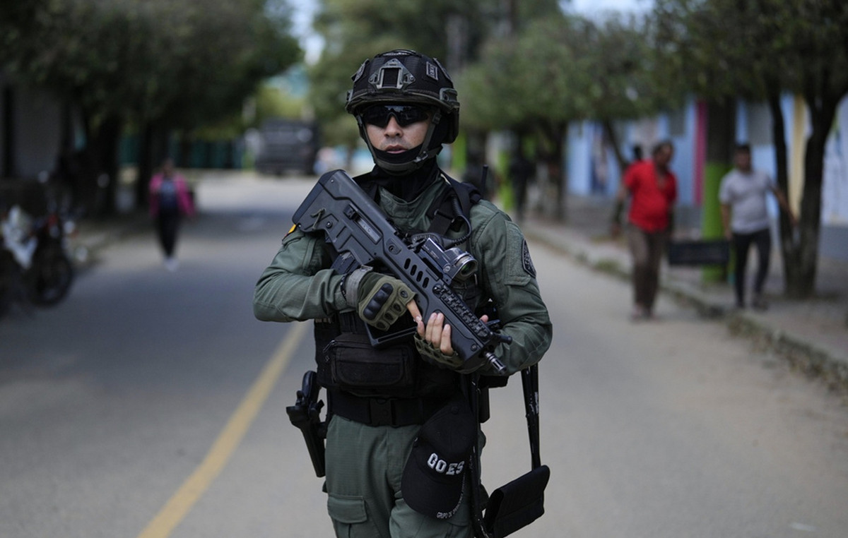 Ecuador sends 1,500 soldiers to chase former guerrillas of the FARC paramilitary group