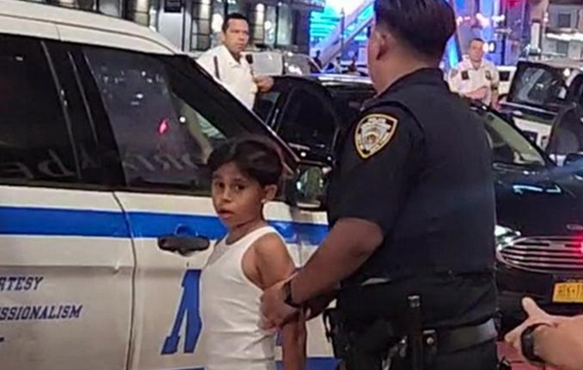 A 12 -year -old child was arrested for beating two police officers – accused of being a chief of a hard gang