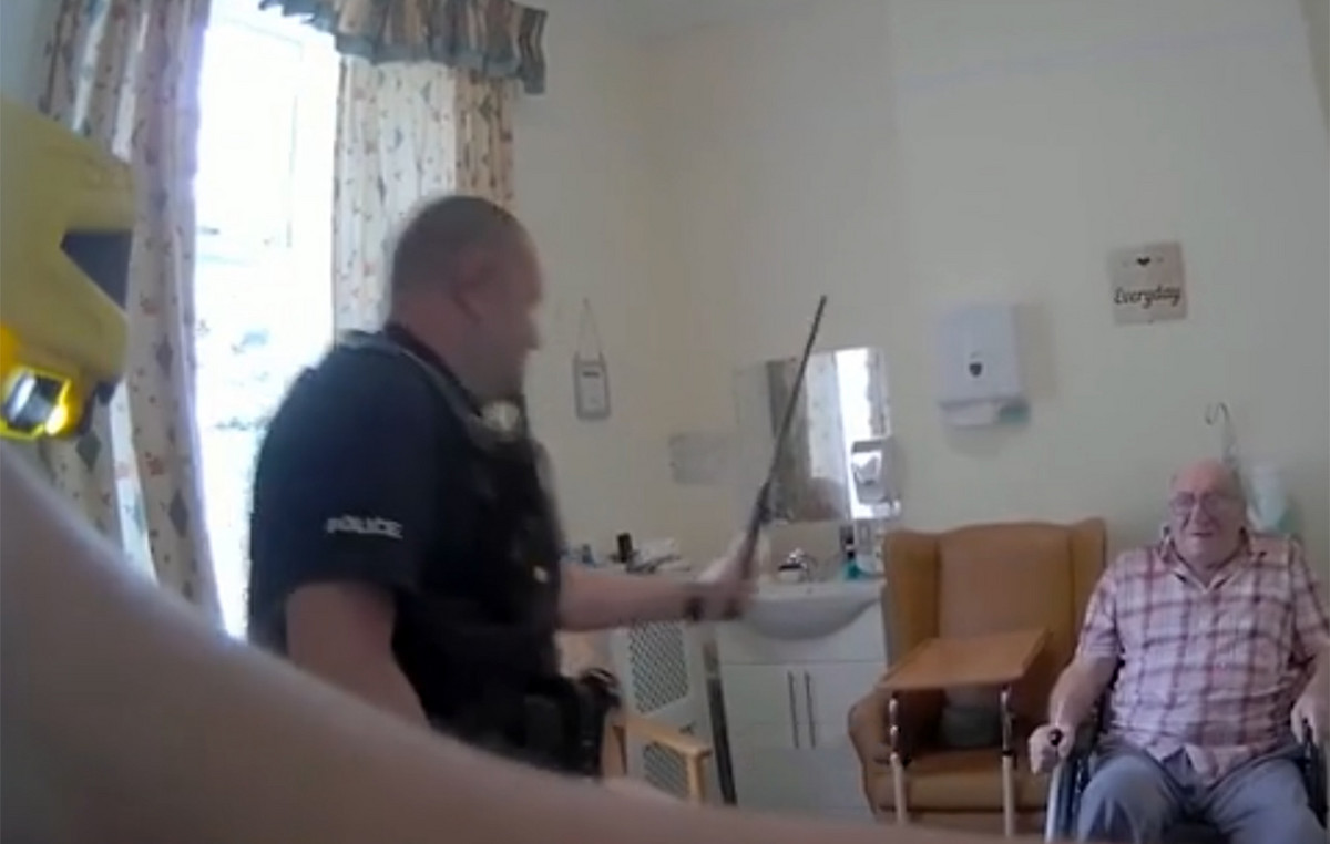 Pepper spray and bumps with Glob and Tiser by police officers, at the expense of a 92 -year -old handicapped – Watch video from the incident