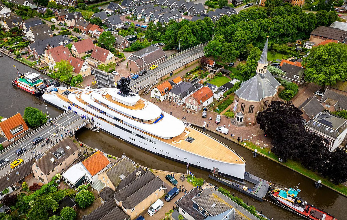 Impressive Pictures: 100 -meter luxurious yachts ‘difficult’ to pass through the Netherlands narrow channel
