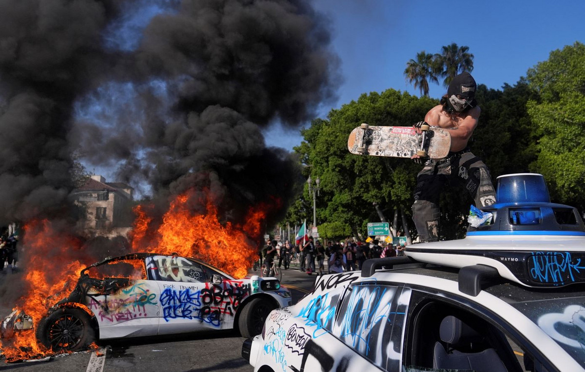 Chaos in Los Angeles, references to looting – “Trump’s son” who dreams of snipers on the terraces “escaped”
