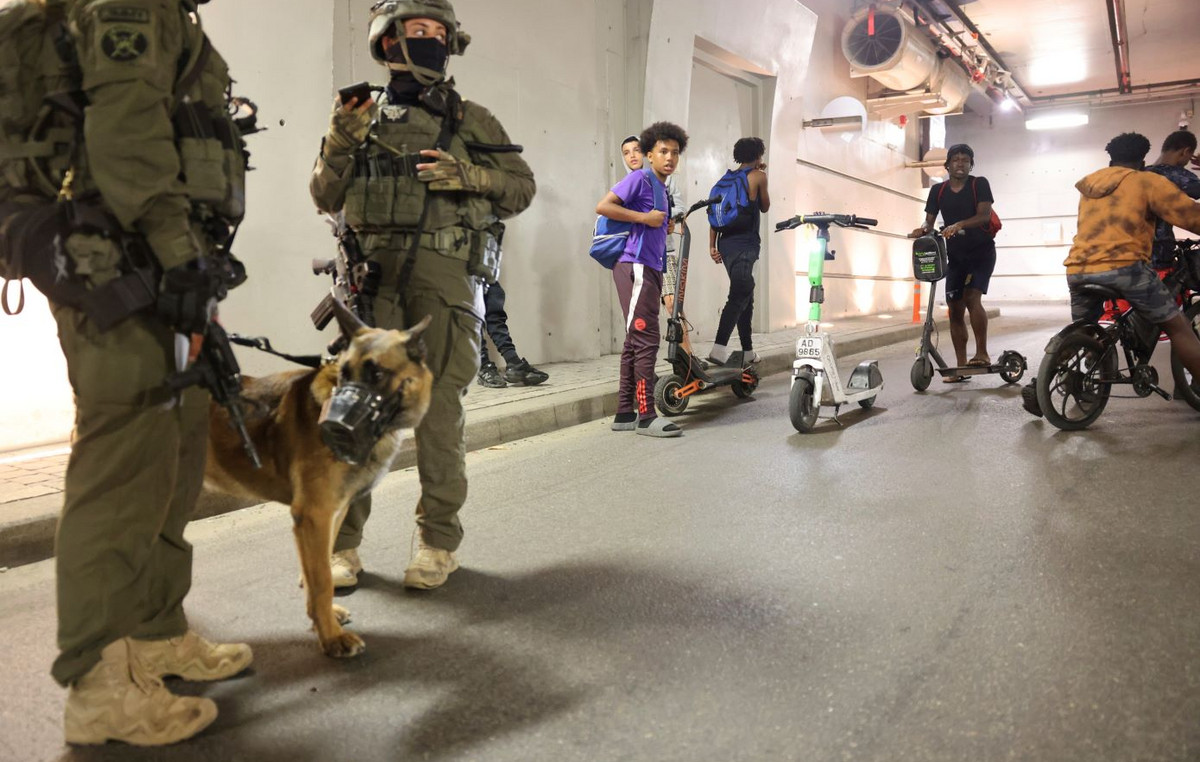 Six Israelis were arrested in the West Bank after attacking soldiers, according to the army Six Israelis were arrested in the West Bank after attacking soldiers, according to the army