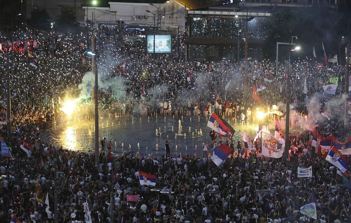 Serbia: Student Demonstration in Belgrade – Stretching the situation outside the Presidential Palace – Watch video