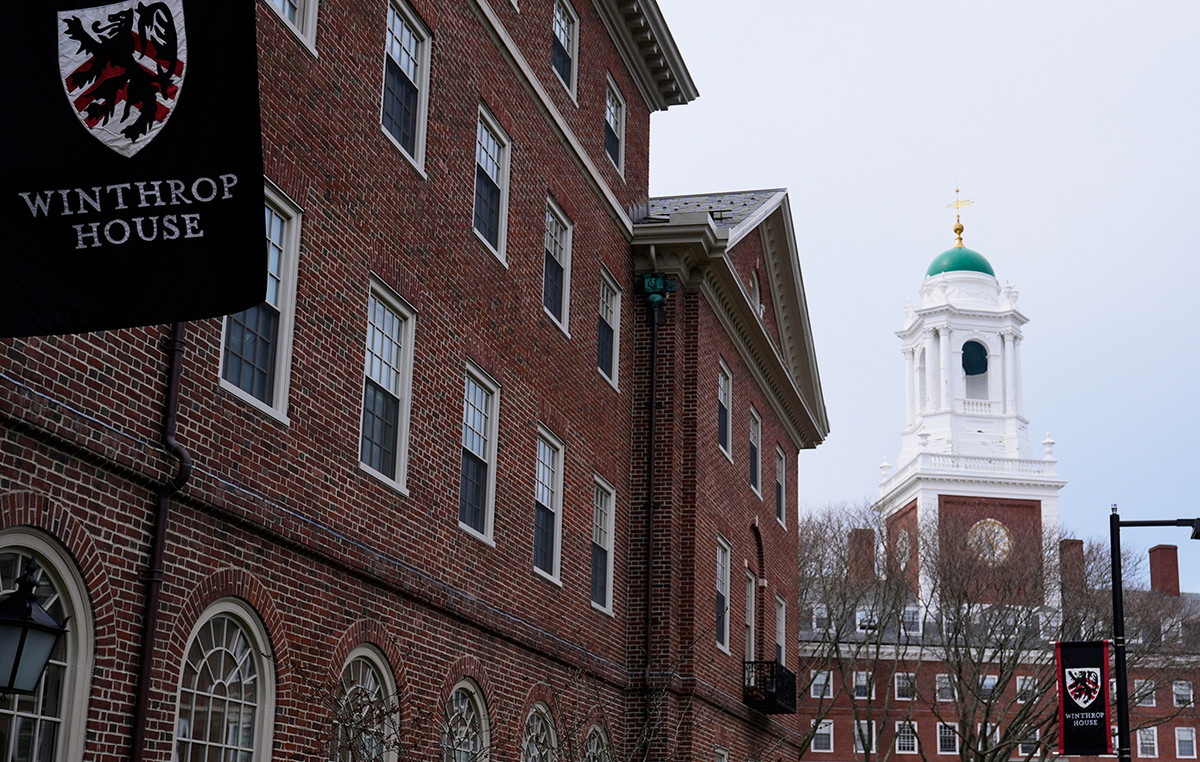 Justice inhibits the ban on entry of Harvard Students