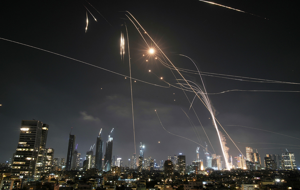 The moment Iranian rockets hit Tel Aviv – Watch video