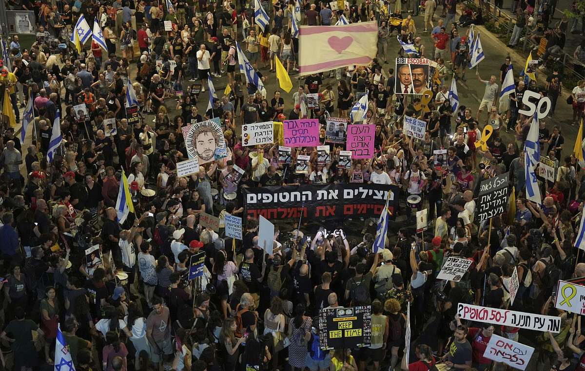 Thousands of Israeli protesters in Tel Aviv to release the last 49 hostages