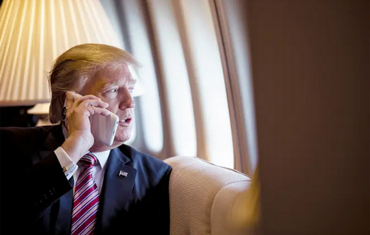 Which mobile does Trump use and never leaves