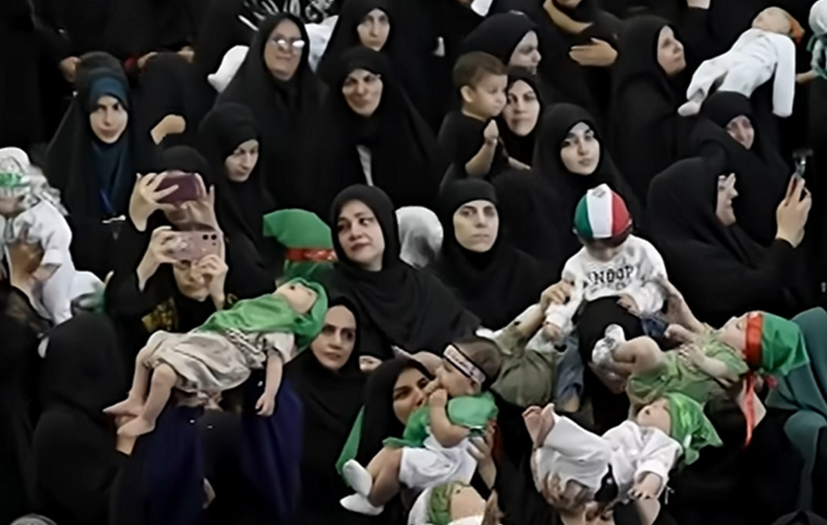 Incredible images from Iran: Mothers lift their children to offer them as witnesses