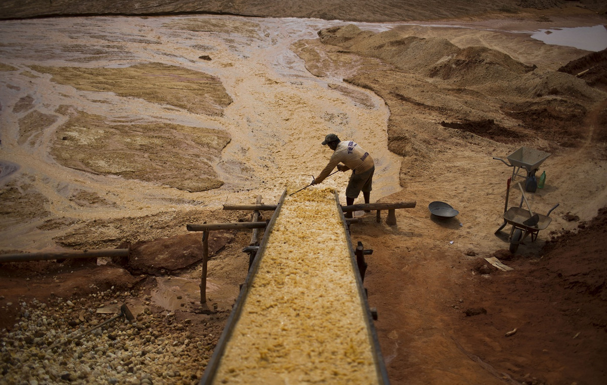 Eleven children dead from a collapse of sand mining installation in Nigeria