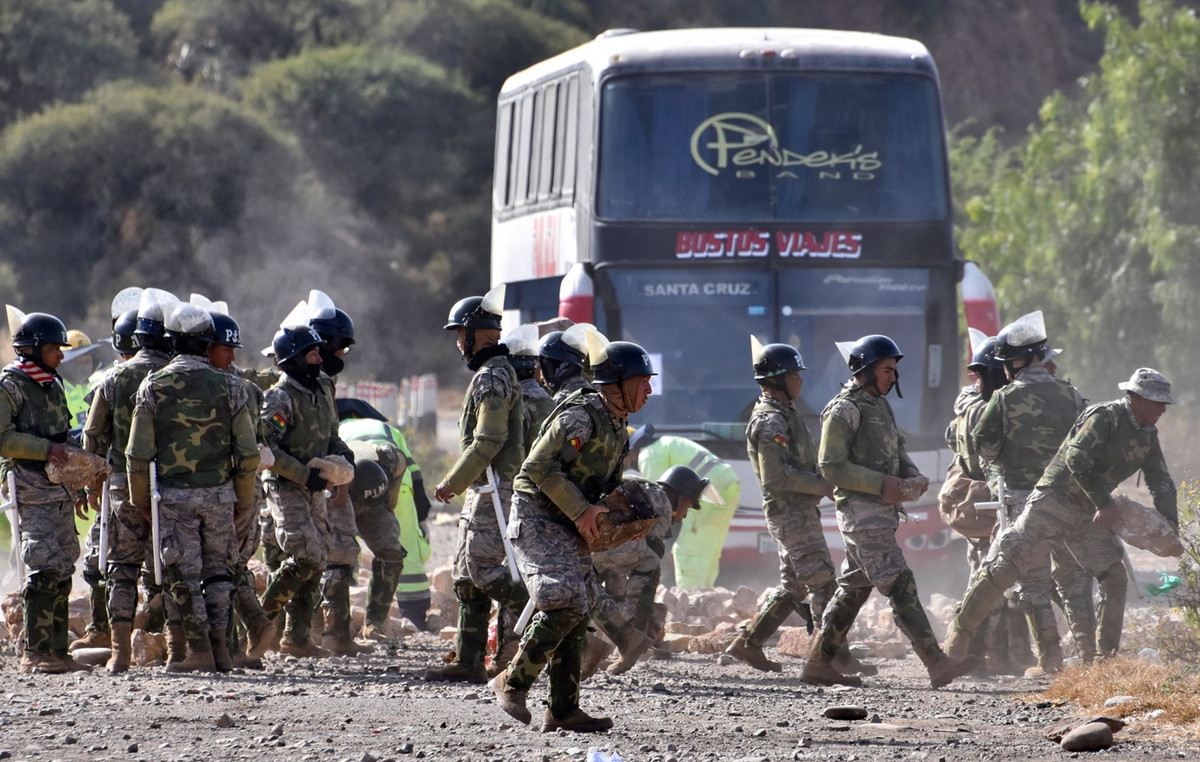 Dead police officer in clashes with Morales supporters in Bolivia