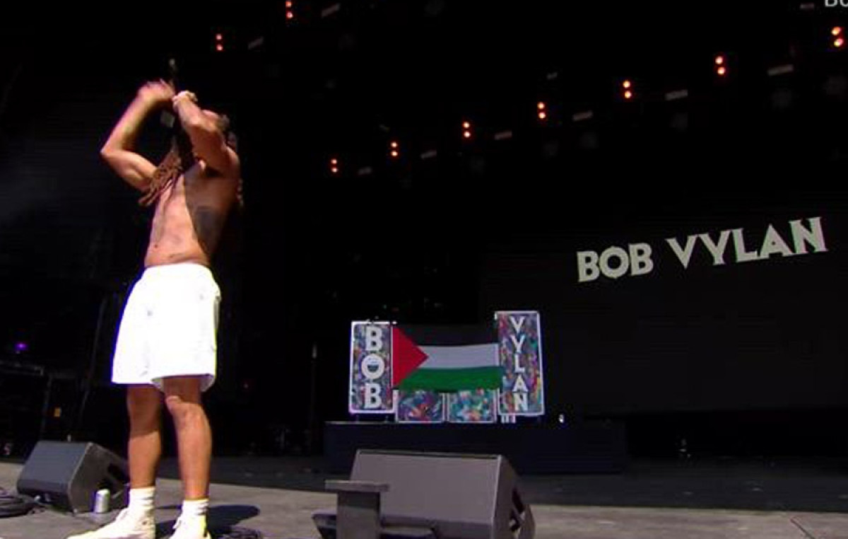 Reactions to anti-Israeli slogans heard in Glastonburi-criminal investigation against Bob Vylan and Kneecap