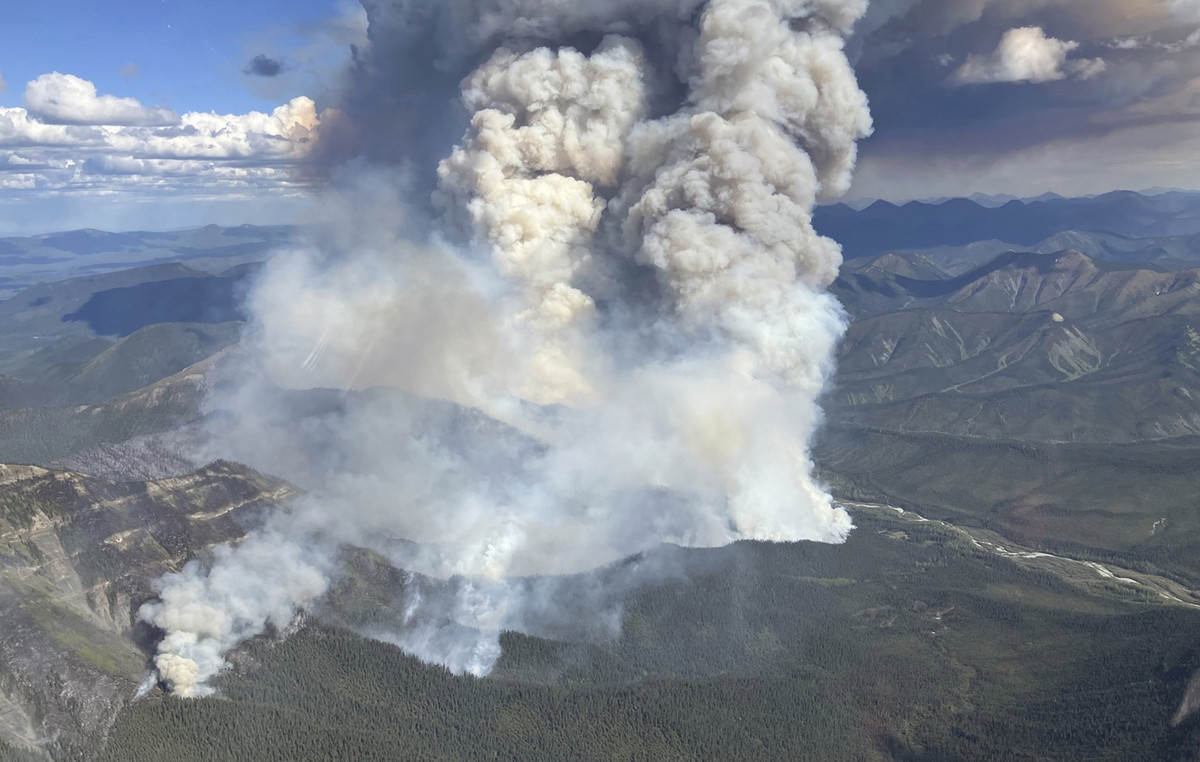 Canada: ‘monstrous’ fires rage – Mass evacuations continue
