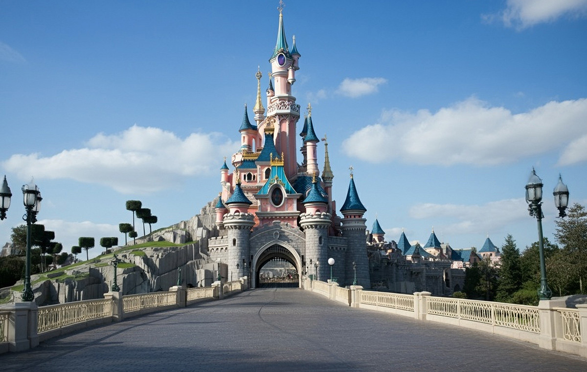 Salo on Disneyland with an adult and 9 -year -old wedding – the child arrived with heels, accompanied by his mother