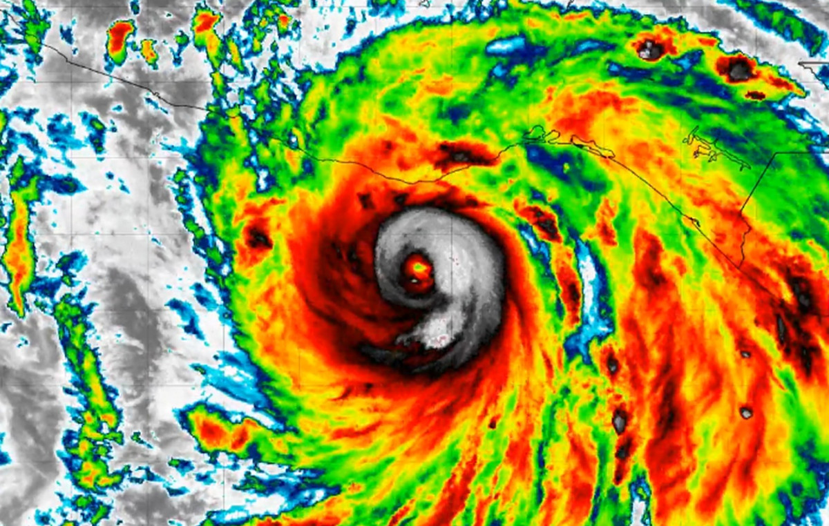 Hurricane Eric was reinforced in Category 3 as he is directed to Mexico