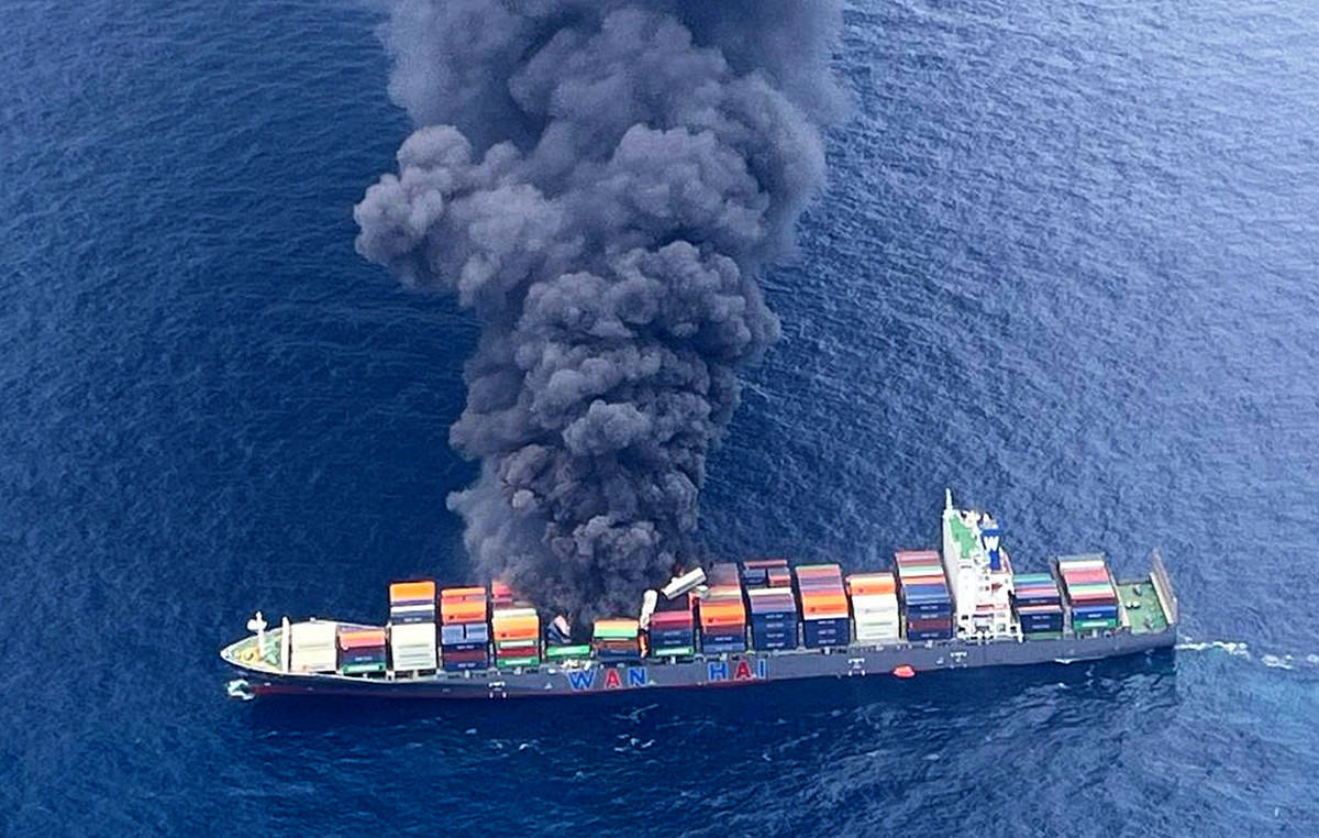 Fire on a cargo ship off India: Authorities are trying to prevent a “possible ecological disaster”