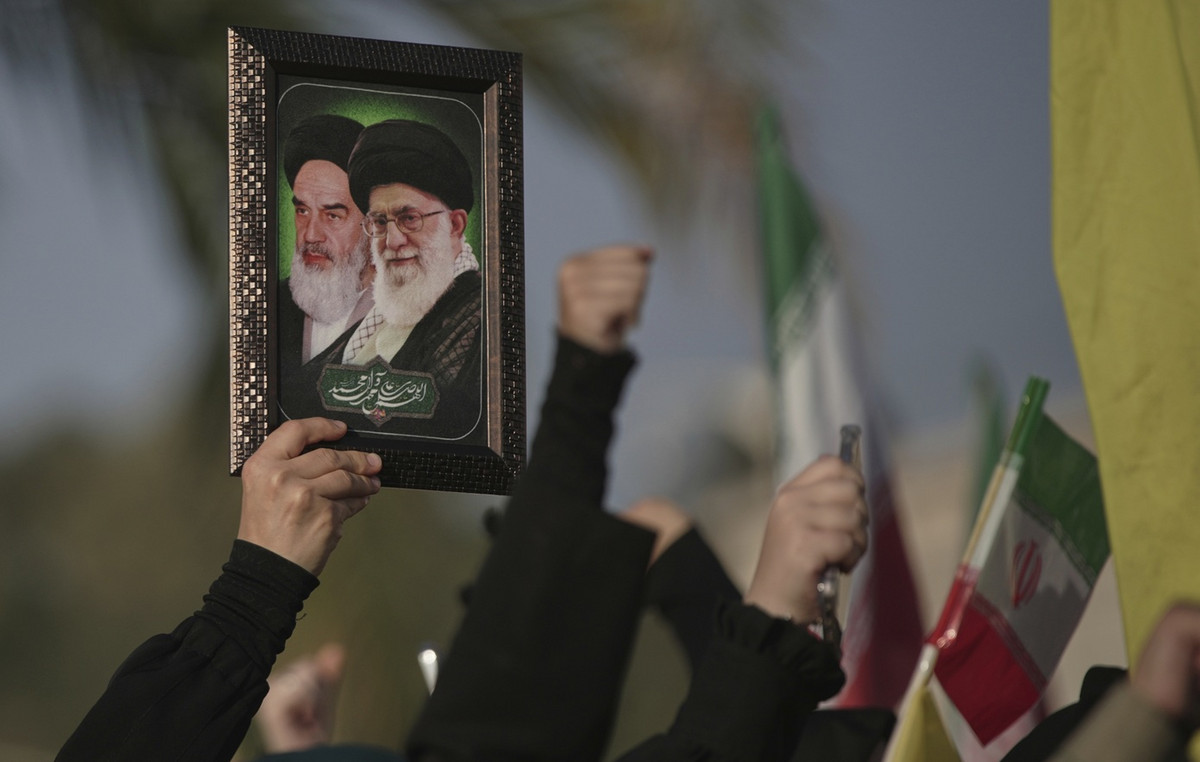 Executions, arrests and paranoia in Iran after the war – looking for Israeli agents and distributing leaflets with instructions