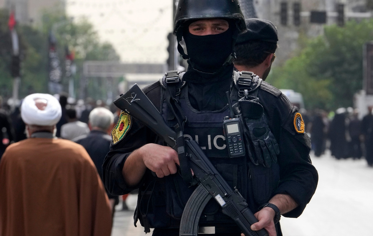 Arresting five people in Iran – accused of “tarnishing” the country’s image on the internet