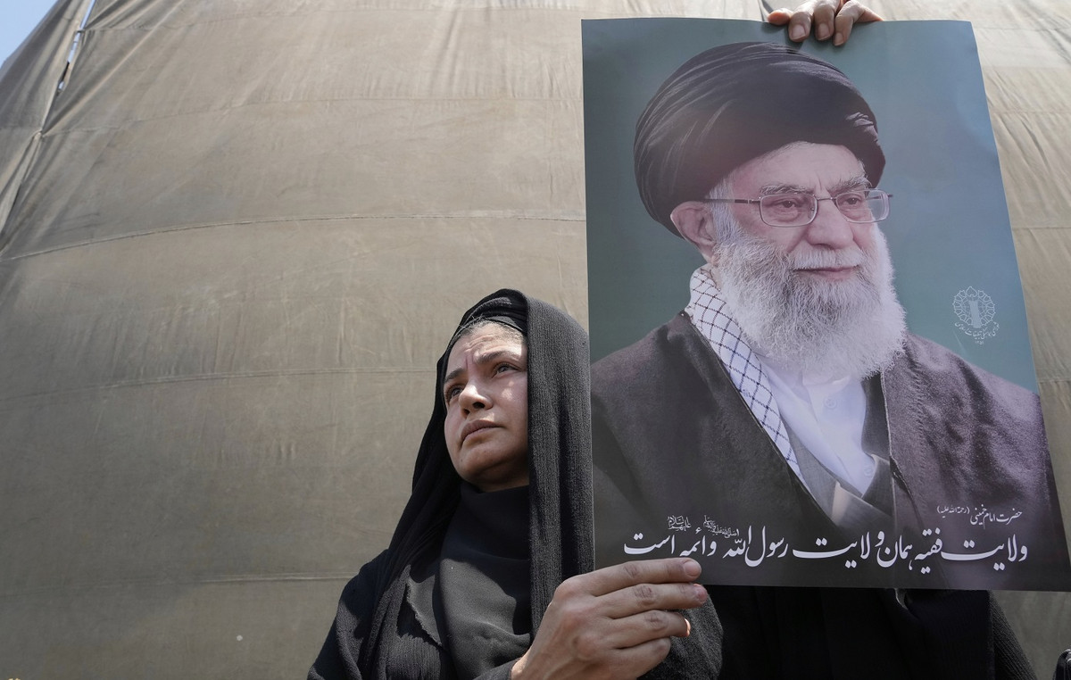 Why is it not easy to collapse Iran’s status from inside because of Israeli rocket strikes