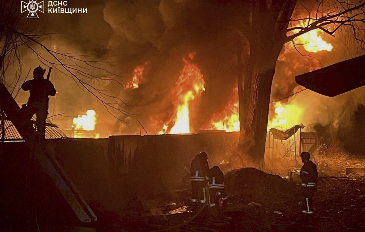 Russian rocket attack and drones in Kyiv – explosions and fires in areas of the Ukrainian capital