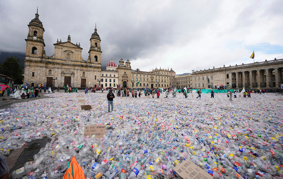 Bolivar Square flooded with plastic bottles in Colombar: Protest from garbage collectors