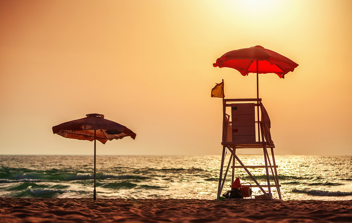 Lifeguard was old -fashioned by umbrella – for a few inches no artery was cut