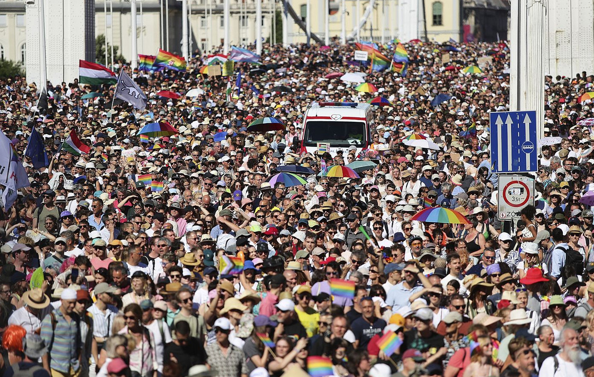 In a festive atmosphere and with thousands of people the Pride of Budapest, despite the ban on authorities