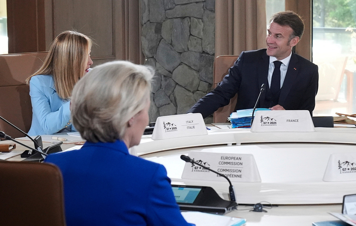 The moment that Georgia Meloni giggles her eyes when her macron whispers to her on the round table of G7