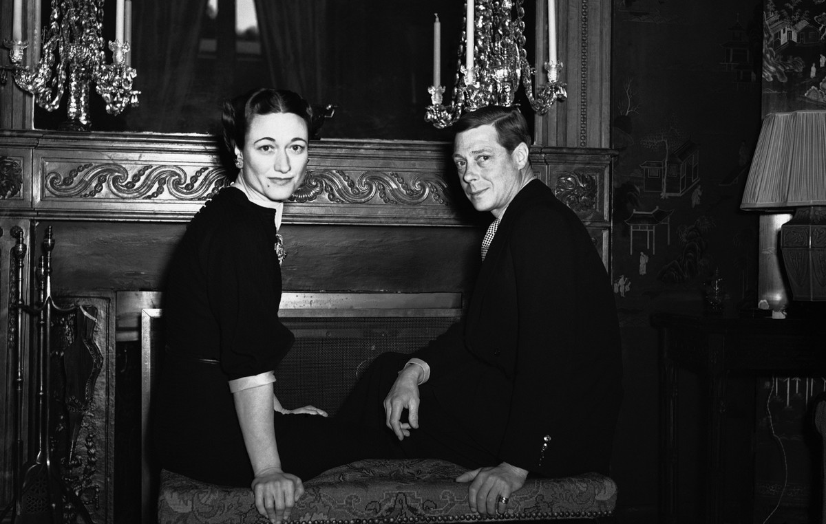 Like today June 3: The king who threw the crown for a love – “impossible to be king without the woman I love”