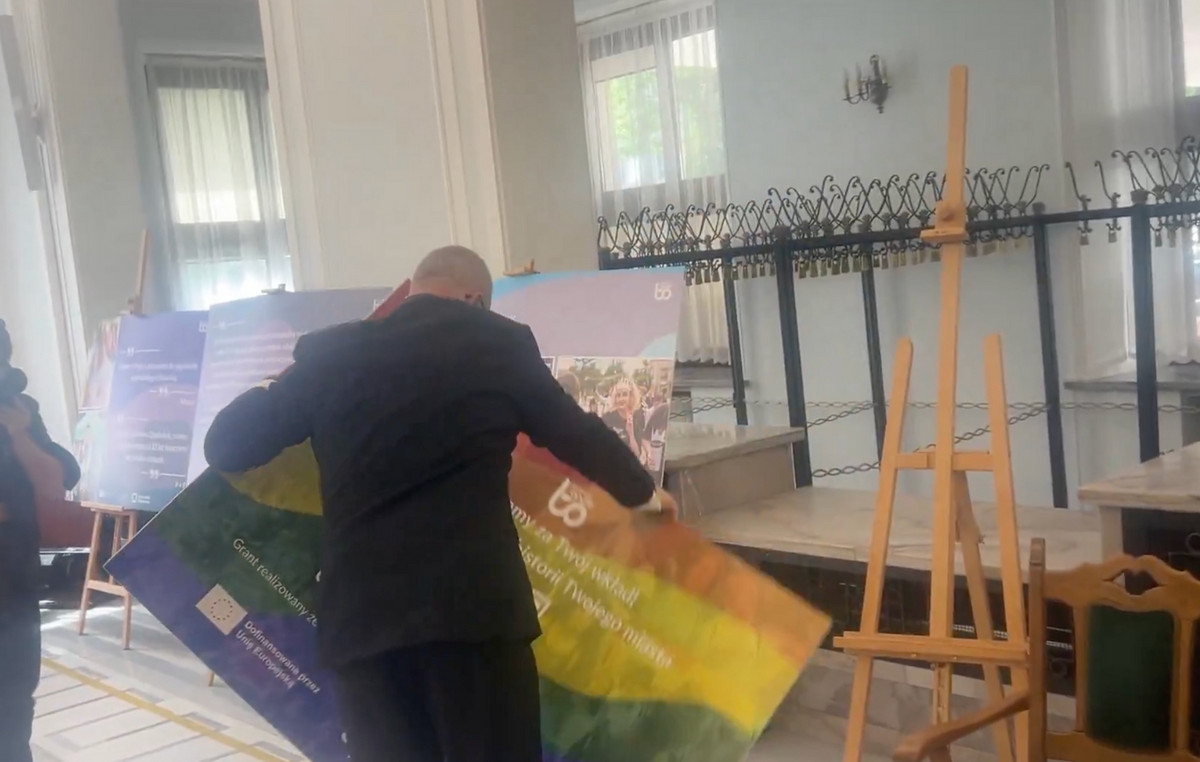 Right -wing MEP Vandal LGBTKI+ Exposure to Polish Parliament