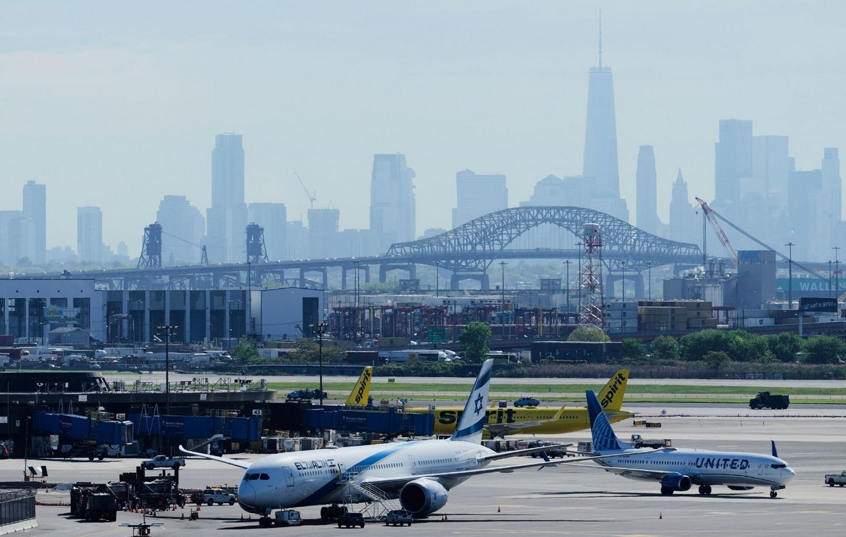 Chaos at Newark Airport Due to lack of air traffic controlle
