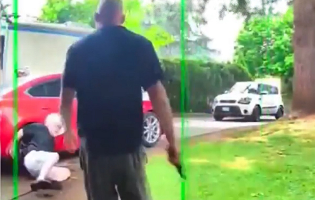 USA: Drunk and armed deliberate attacked a customer asking for a tip – shocking video