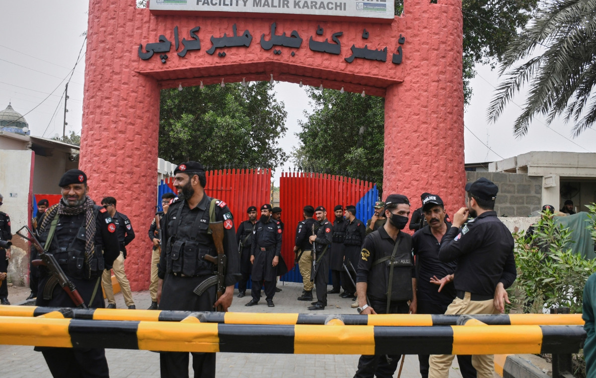 More than 200 prisoners fled out of prison in Pakistan after earthquakes