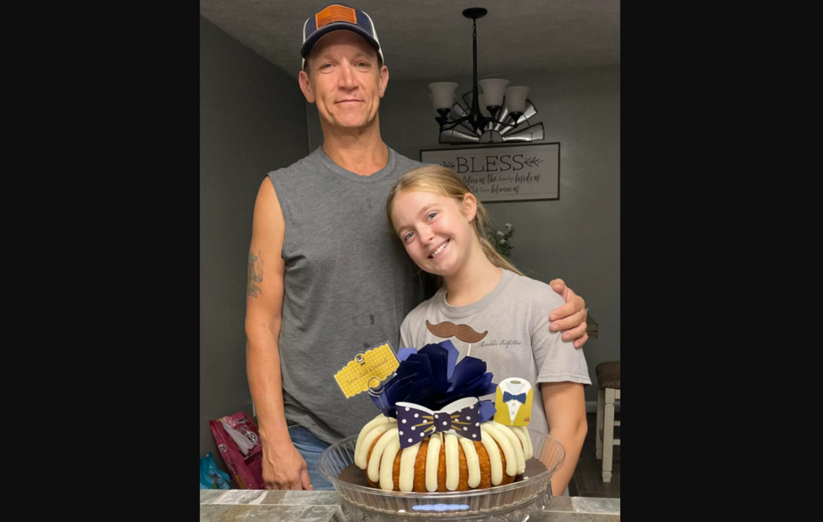A 10 -year -old baby girl dipped into a river to save her drowning father – dragged him up to the bank