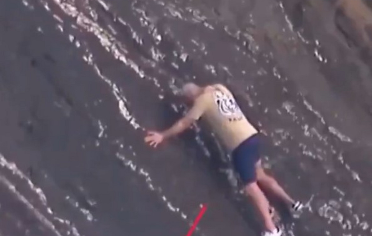 When the adventure becomes a test: tourist in Australia was trapped for two hours on a cliff without equipment – see video