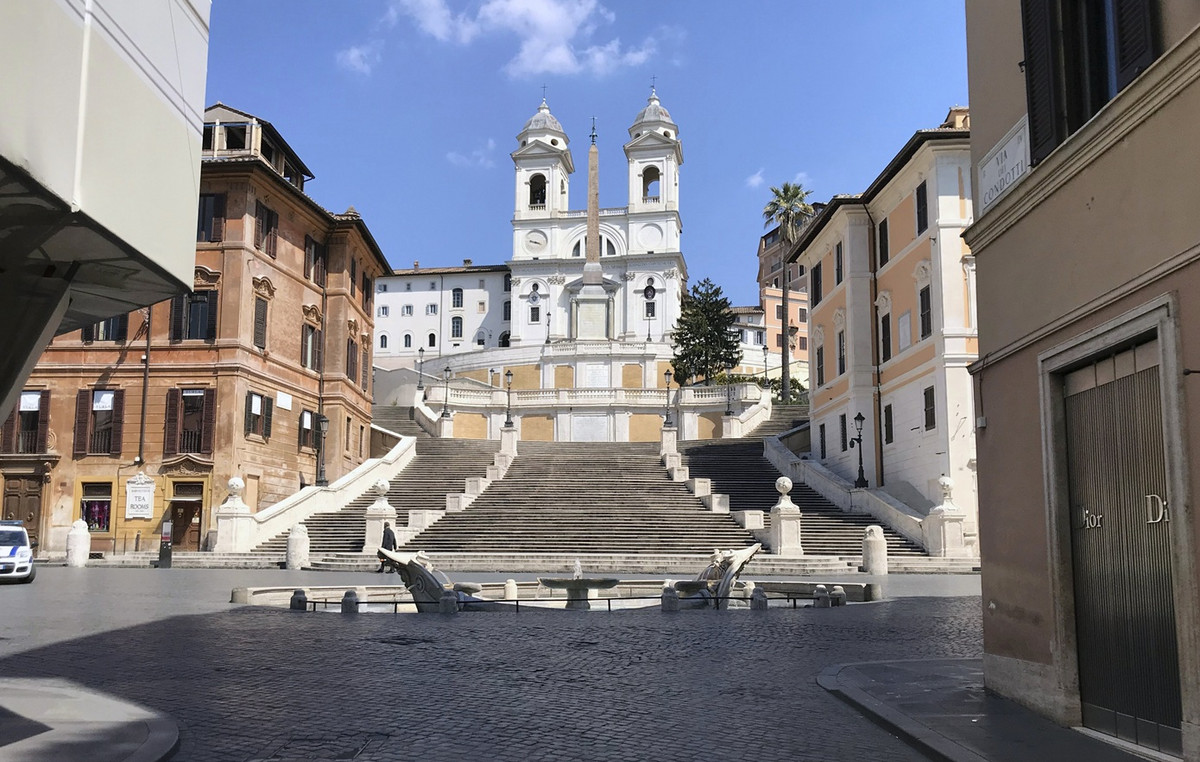 Driver threw his IX on the famous stairs of Piazza Di Rarely