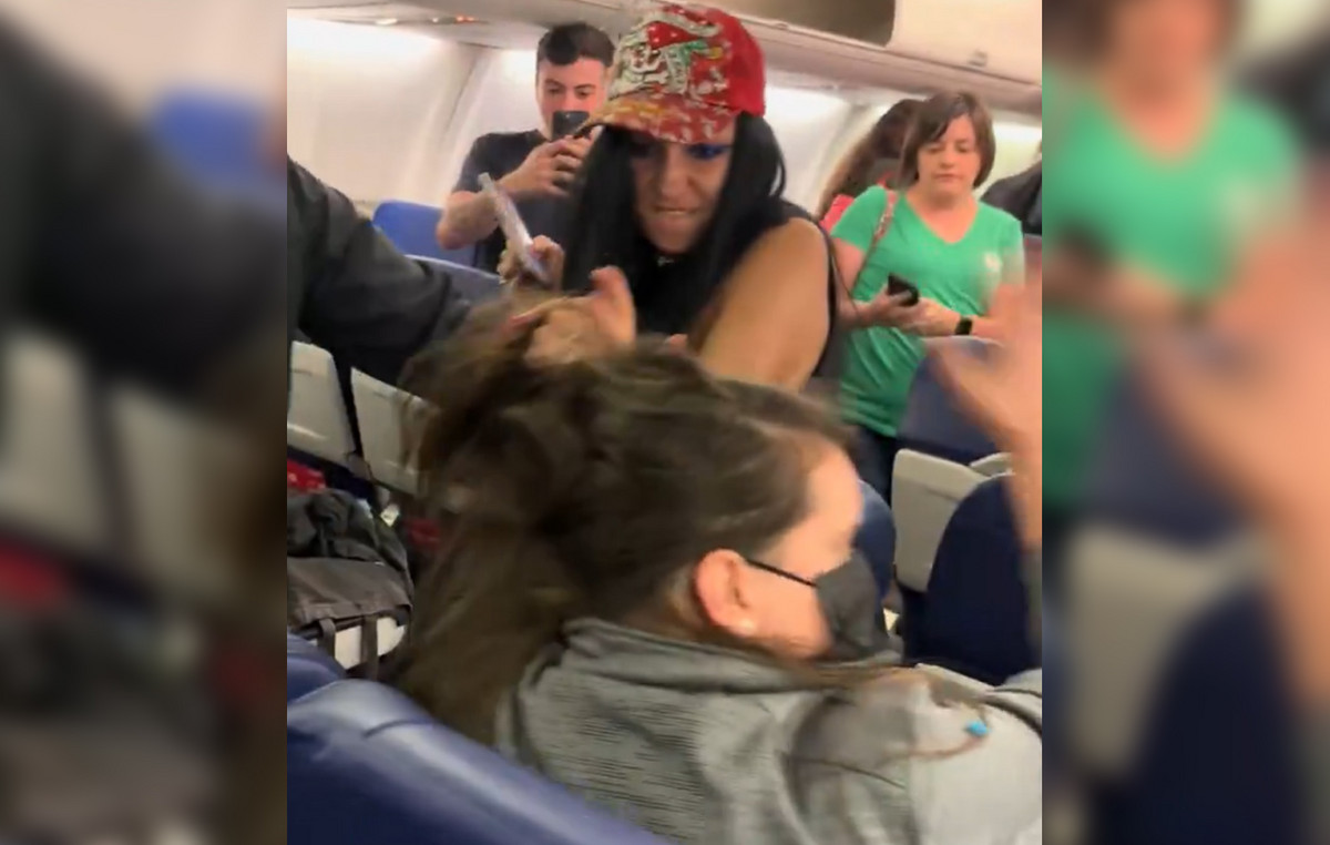 Damn to Flight from New York: Drunk Woman Cooling Her Summies