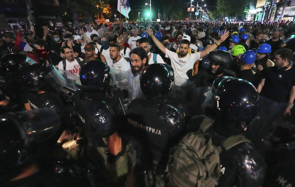 Serious riots in Serbia: 140,000 protesters demanded elections, flooded Belgrade roads
