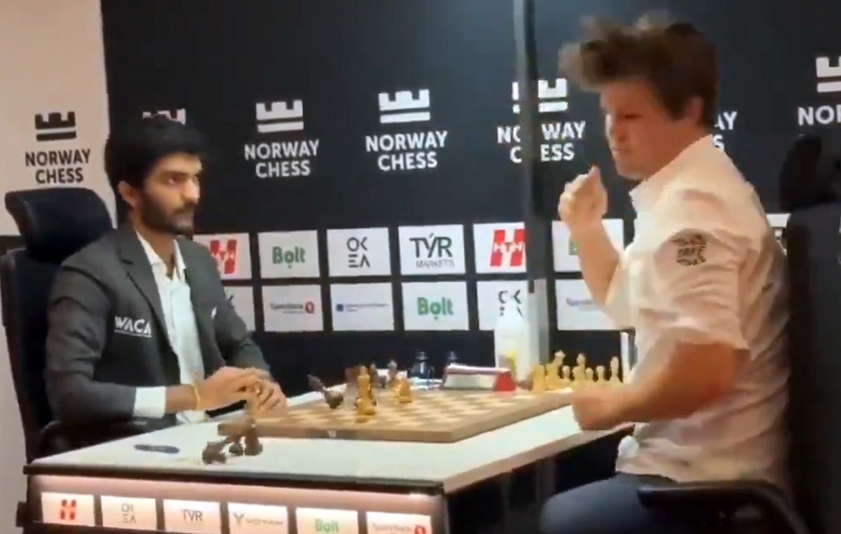 The moment the No. 1 chess player in the world beats his fist on the table after his defeat by a 19 -year -old