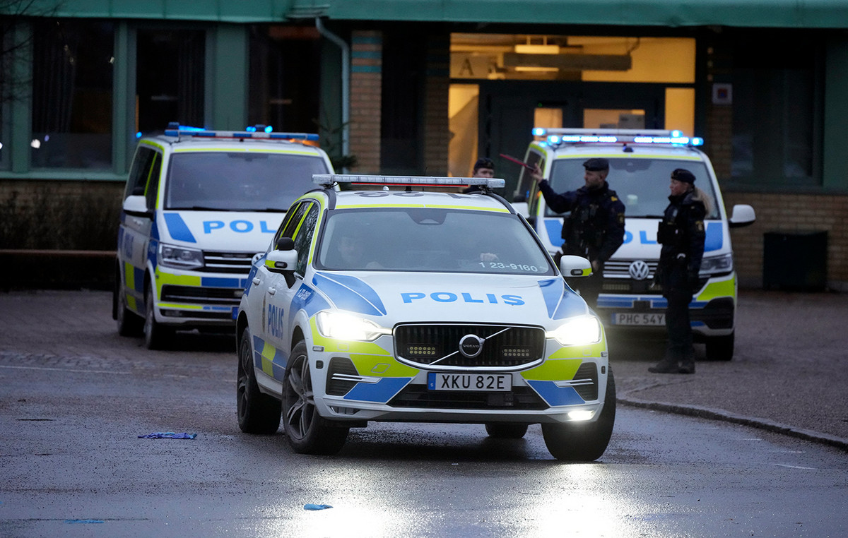 Tram derailed in Sweden and ended in a pizzeria