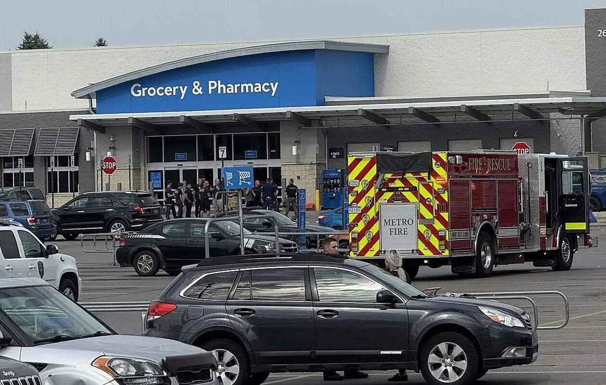 At least 11 people stabbed in front of a supermarket in Michigan, USA