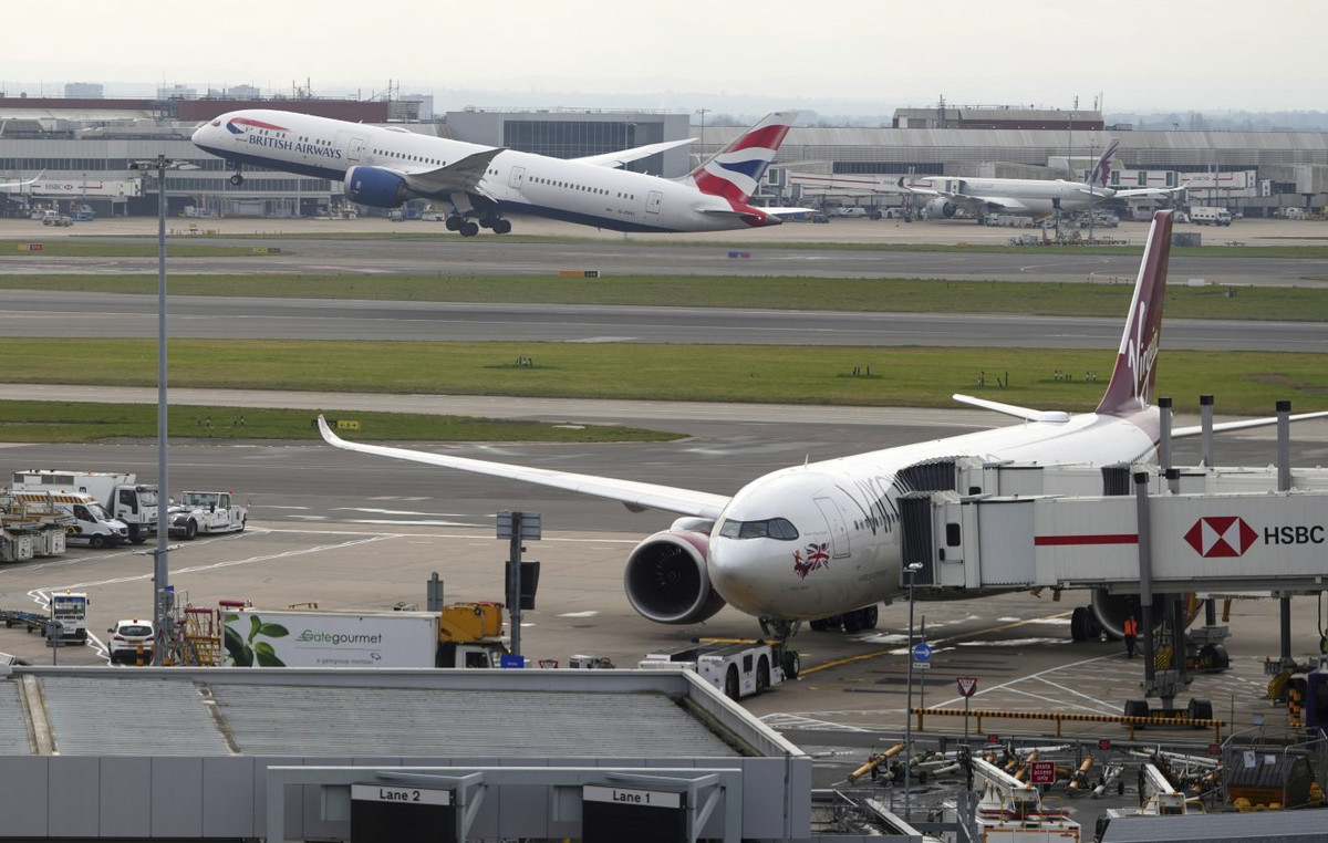 Airplanes in London and Edinburgh were locked up due to technical problem in the air traffic system