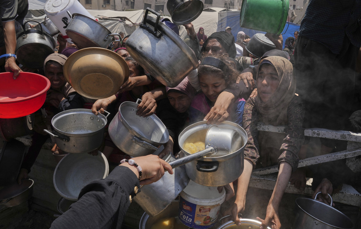 Humanitarian aid throws began to the Gaza Strip
