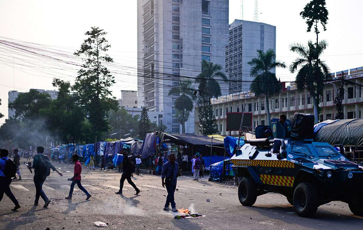 Bangladesh: Demonstrations of students at the point where a fighter aircraft crashed 31 people