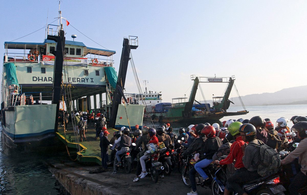 Six dead and 30 missing from sinking ferry to Bali