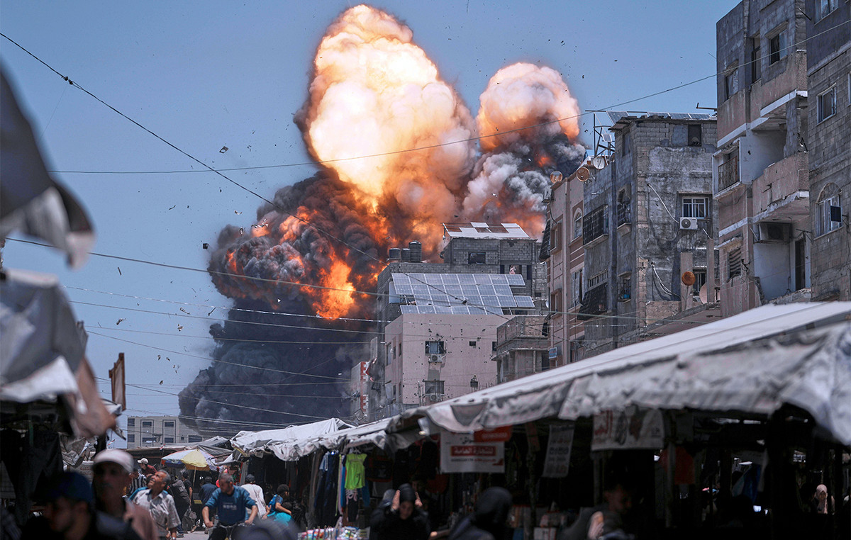 Israeli pounding with over 100 dead yesterday in Gaza – bombed and seaside coffee, killing at least 32