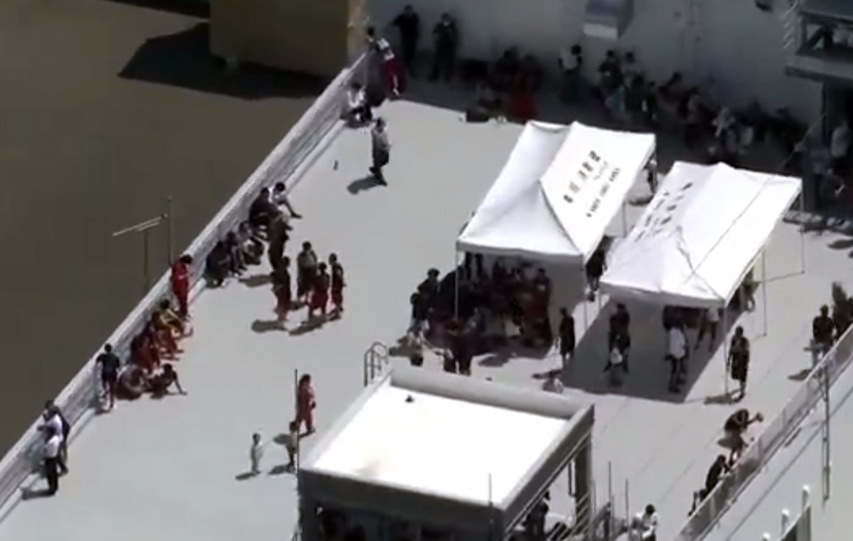 Japan residents go up on the roofs to save after 8.8 earthquake and tsunami warnings