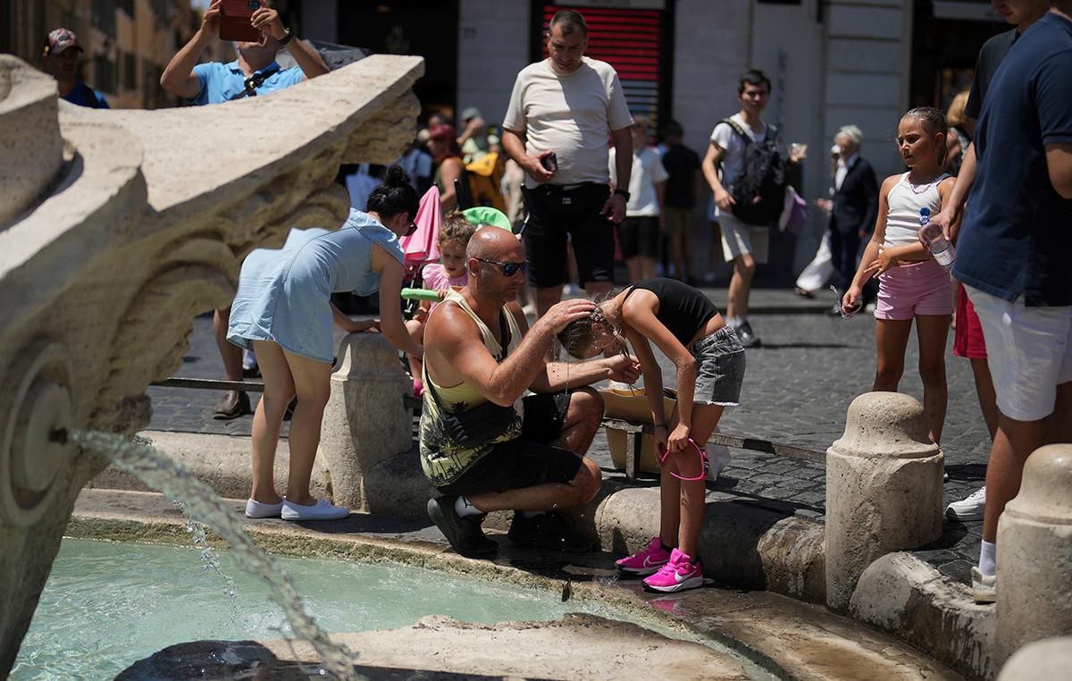 Black out of the heat in Italy – worker working under the sun, fell into a coma