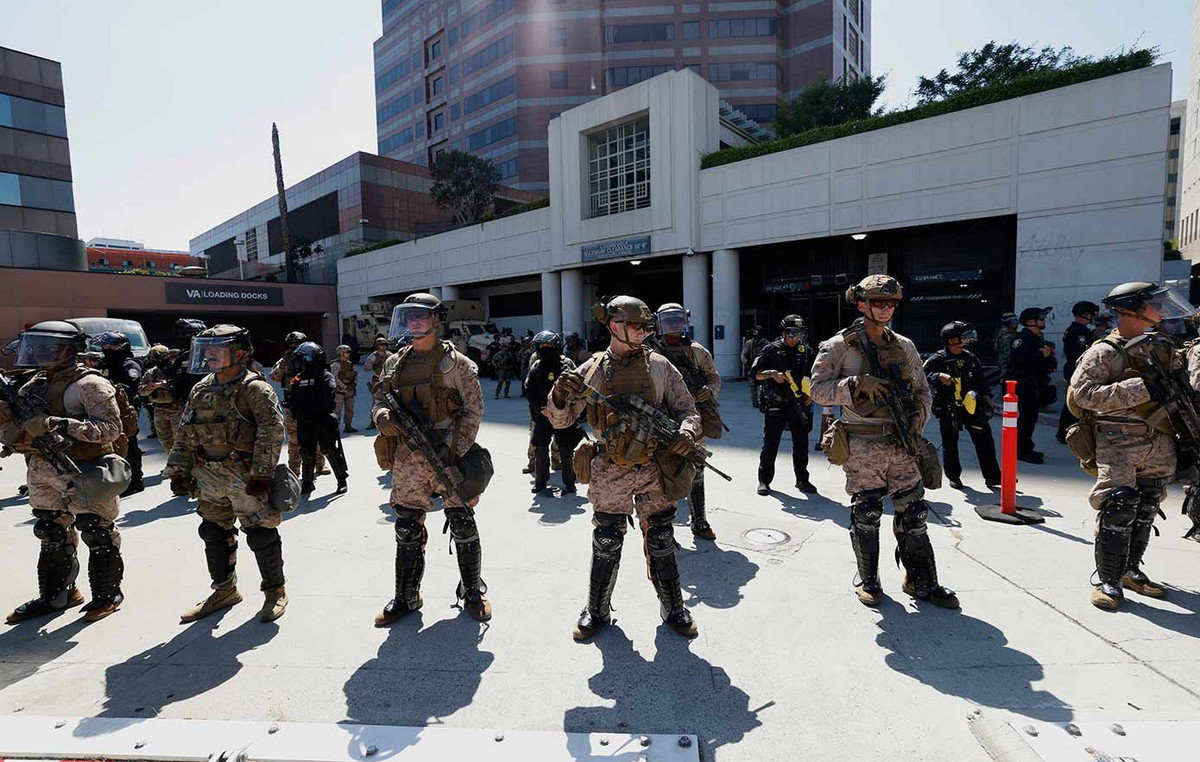 The 700 marines who had been developed in Los Angeles are withdrawn